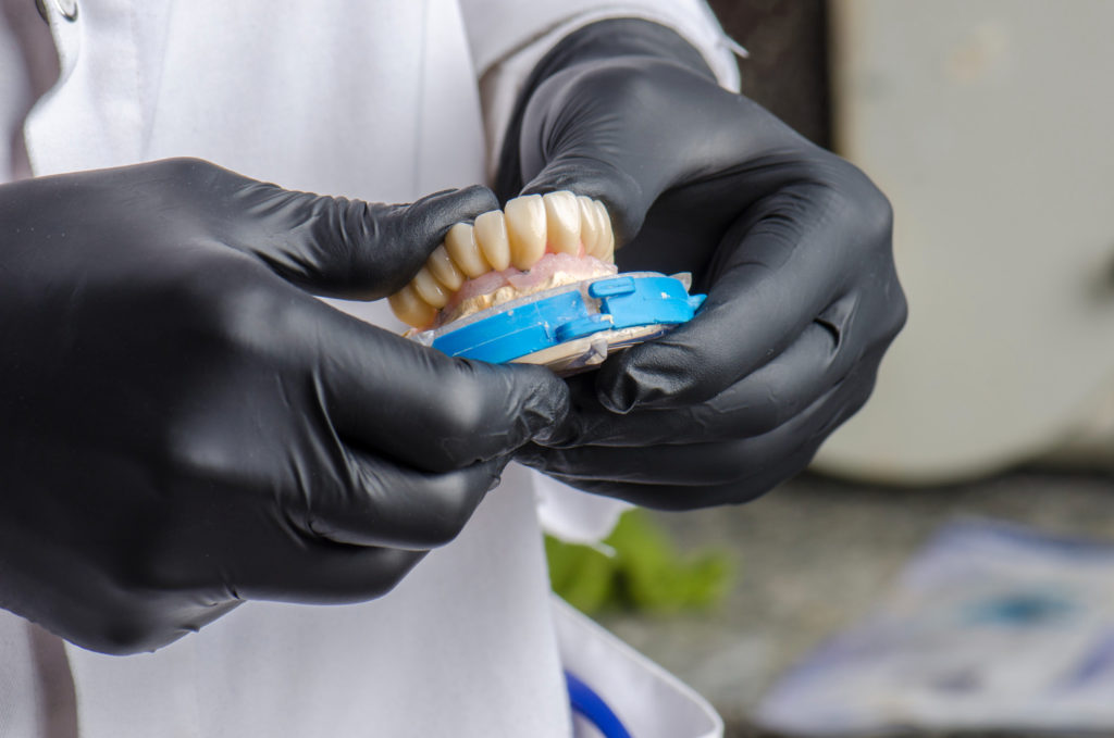 Protetyka to dział stomatologii zajmujący się odtwarzaniem zębów, które zostały trwale utracone lub uszkodzone.