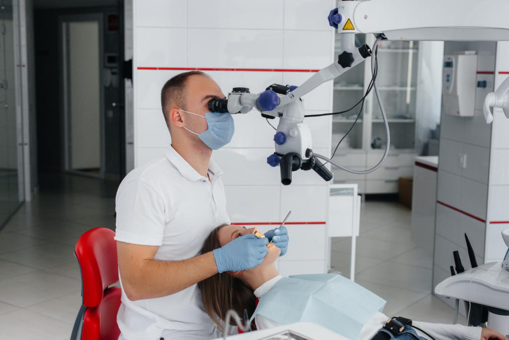 Leczenie endodontyczne to inaczej leczenie zębów pod mikroskopem Poznań oferuje w tym zakresie naprawdę duże możliwości