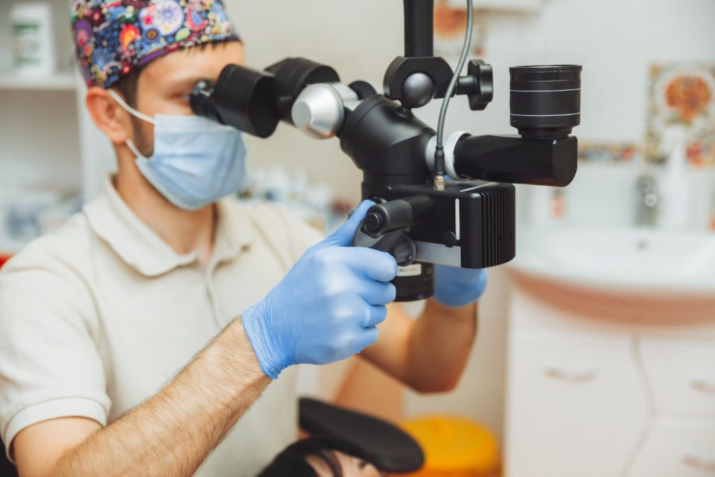 Mikroskop stosowany w stomatologii jest nowoczesną formą leczenia kanałowego