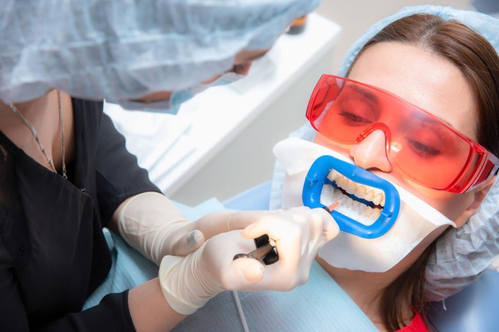 Wiele osób uważa, że wybielanie zębów Poznań jest kosztownym i czasochłonnym procesem.