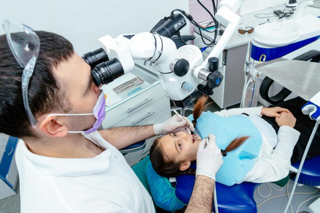 Mikroskopowa stomatologia jest nowoczesną metodą leczenia zębów, która zyskuje coraz większą popularność wśród pacjentów