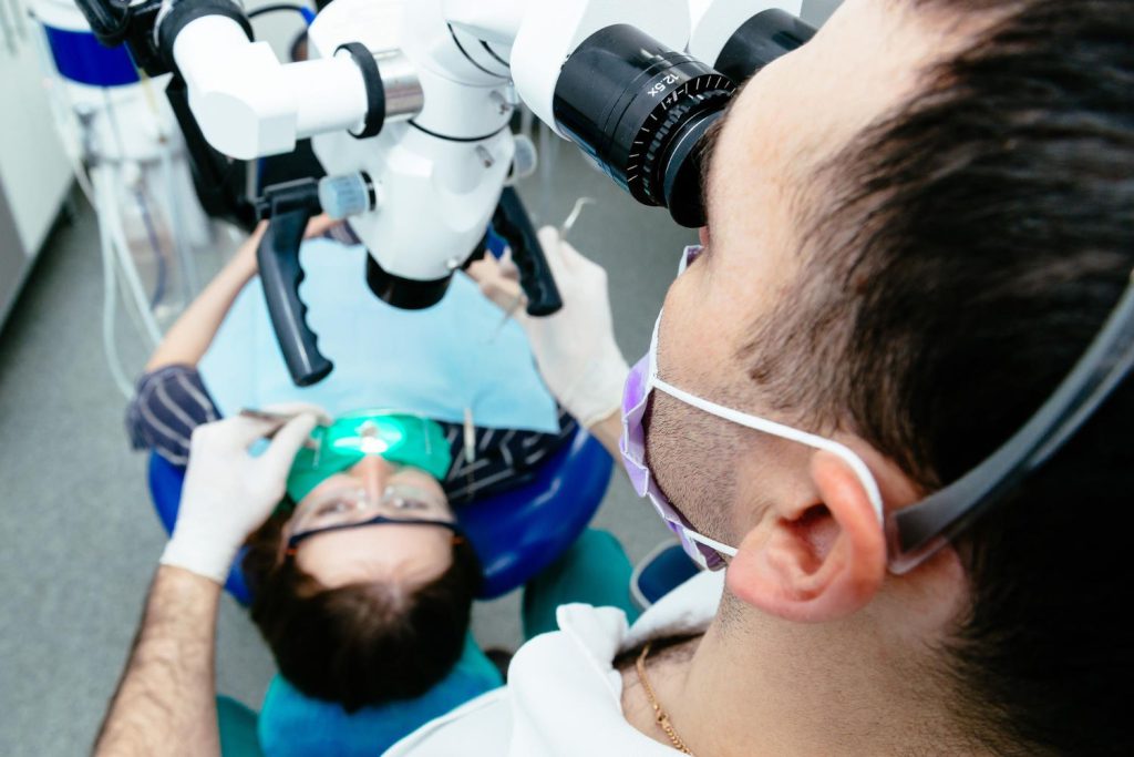 Mikroskopowa stomatologia jest nowoczesną metodą leczenia zębów, która zyskuje coraz większą popularność wśród pacjentów