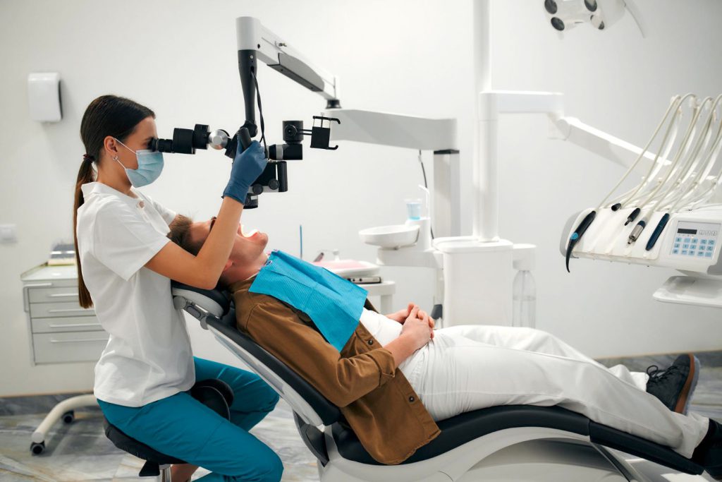 Mikroskop operacyjny to urządzenie optyczne wykorzystywane przez dentystów do diagnostyki oraz leczenia różnego rodzaju schorzeń jamy ustnej