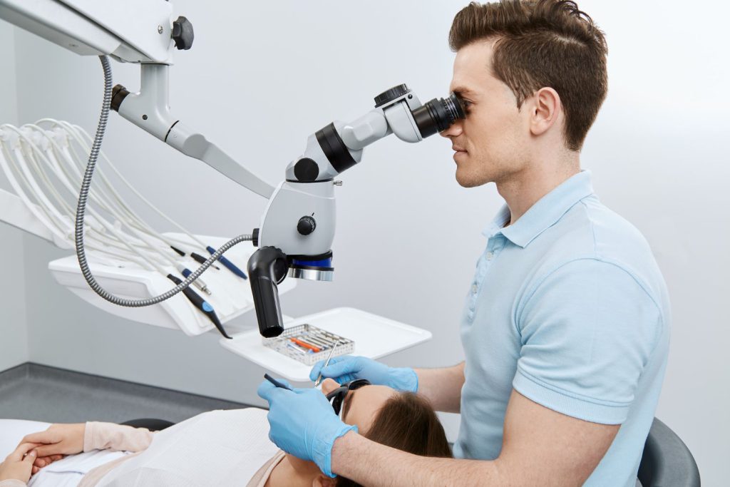 Leczenie zębów przy użyciu mikroskopu jest bezpieczne dla pacjenta.
