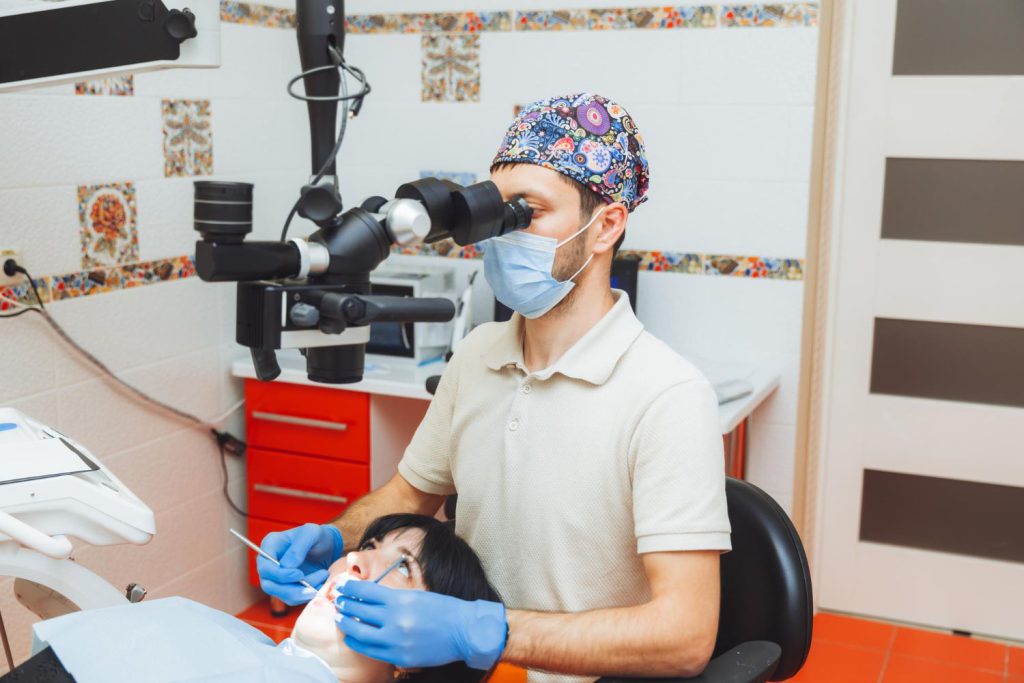 Stomatologia mikroskopowa to innowacyjne podejście do leczenia i diagnostyki zębów, które rewolucjonizuje dziedzinę stomatologii