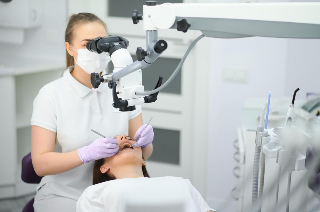 Poznańskie gabinety stomatologiczne oferują nowoczesne metody leczenia zębów, które łączą innowacyjne technologie z mikroskopową precyzją