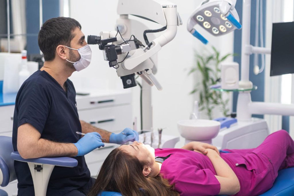 Tradycyjne metody leczenia stomatologicznego często polegają na gołym okiem obserwowaniu jamy ustnej pacjenta przez dentystę