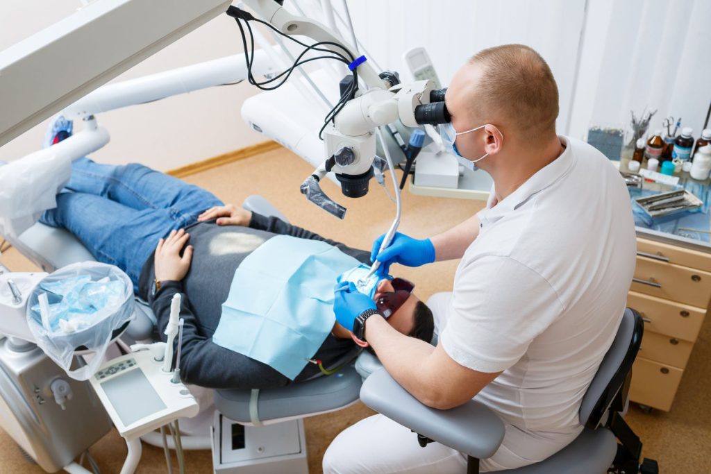 Mikroskop stomatologiczny to narzędzie, które rewolucjonizuje sposób, w jaki dentysta wykonuje leczenie zębów
