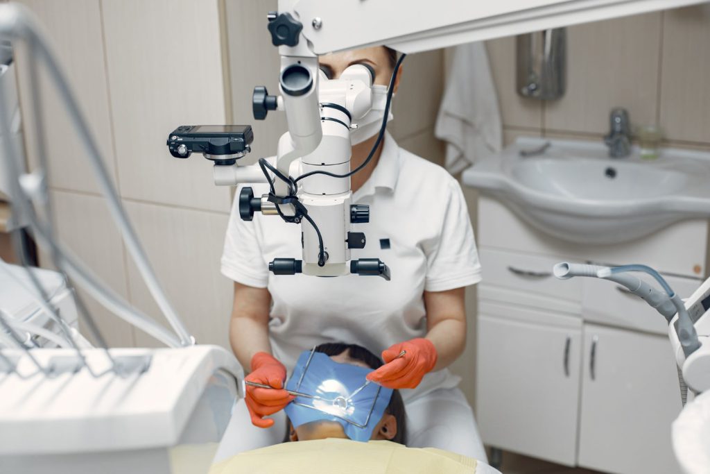 Mikroskop stomatologiczny to narzędzie, które rewolucjonizuje sposób, w jaki dentysta wykonuje leczenie zębów
