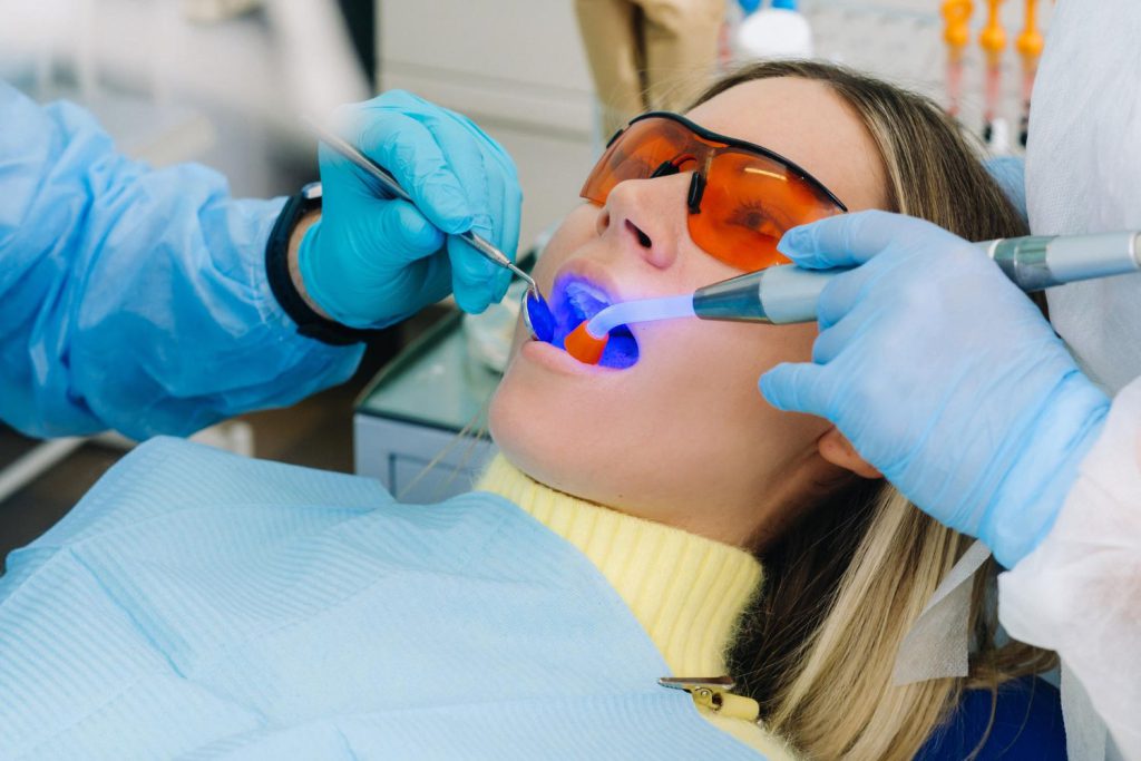 W dzisiejszych czasach rozwój technologii wpływa również na metody wybielania zębów