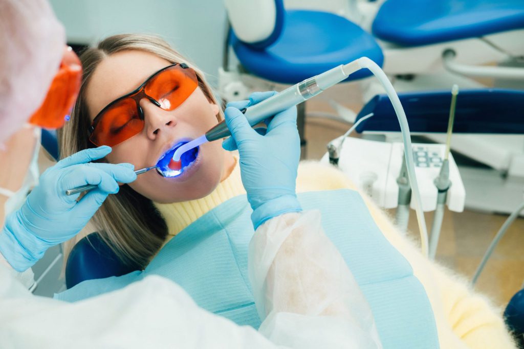 W dzisiejszych czasach rozwój technologii wpływa również na metody wybielania zębów