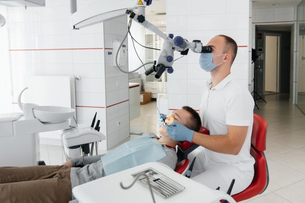 Mikroskopowa precyzja w leczeniu zębów to klucz do doskonałego zdrowia jamy ustnej.