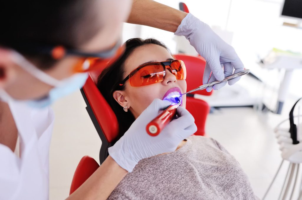 Proces wybielania zębów, polegający na usunięciu przebarwień i przywróceniu naturalnej bieli szkliwa, jest oferowany przez wiele gabinetów stomatologicznych, w tym również w Poznaniu